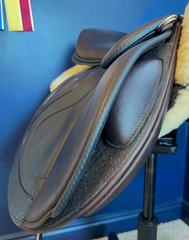 17" Custom WOW Continental Jumping Saddle. Semi-Curved Tree. Forward Cut flap. Movable knee block. Rent, Buy Demo, or Purchase New only at Delfina Saddlery.