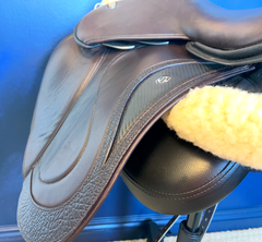 17" Custom WOW Continental Jumping Saddle. Semi-Curved Tree. Forward Cut flap. Movable knee block. Rent, Buy Demo, or Purchase New only at Delfina Saddlery.