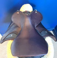 17" Custom WOW Continental Jumping Saddle. Semi-Curved Tree. Forward Cut flap. Movable knee block. Rent, Buy Demo, or Purchase New only at Delfina Saddlery.