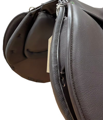 WOW Classique Jump Saddle with wool panels and fixed knee blocks