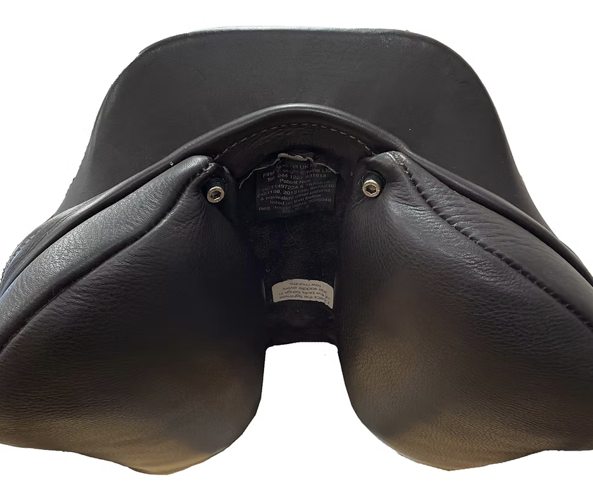 WOW Classique Jump Saddle with wool panels standard