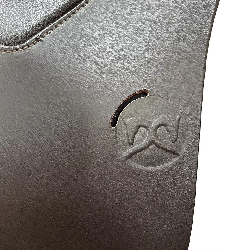 WOW Classique Jump Saddle has a slotted stirrup leather keeper