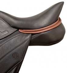 DMK Pinnacle Jump Saddle from WOW with movable fixed external flap block and center air jack dee perfect for lesson barns, riding programs, beginner riders and eventers.