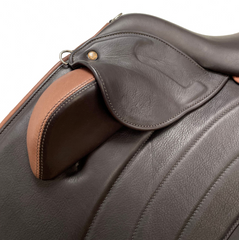 DMK Pinnacle Jump Saddle from WOW with movable fixed external flap block and center air jack dee perfect for lesson barns, riding programs, beginner riders and eventers. Dual colored front block