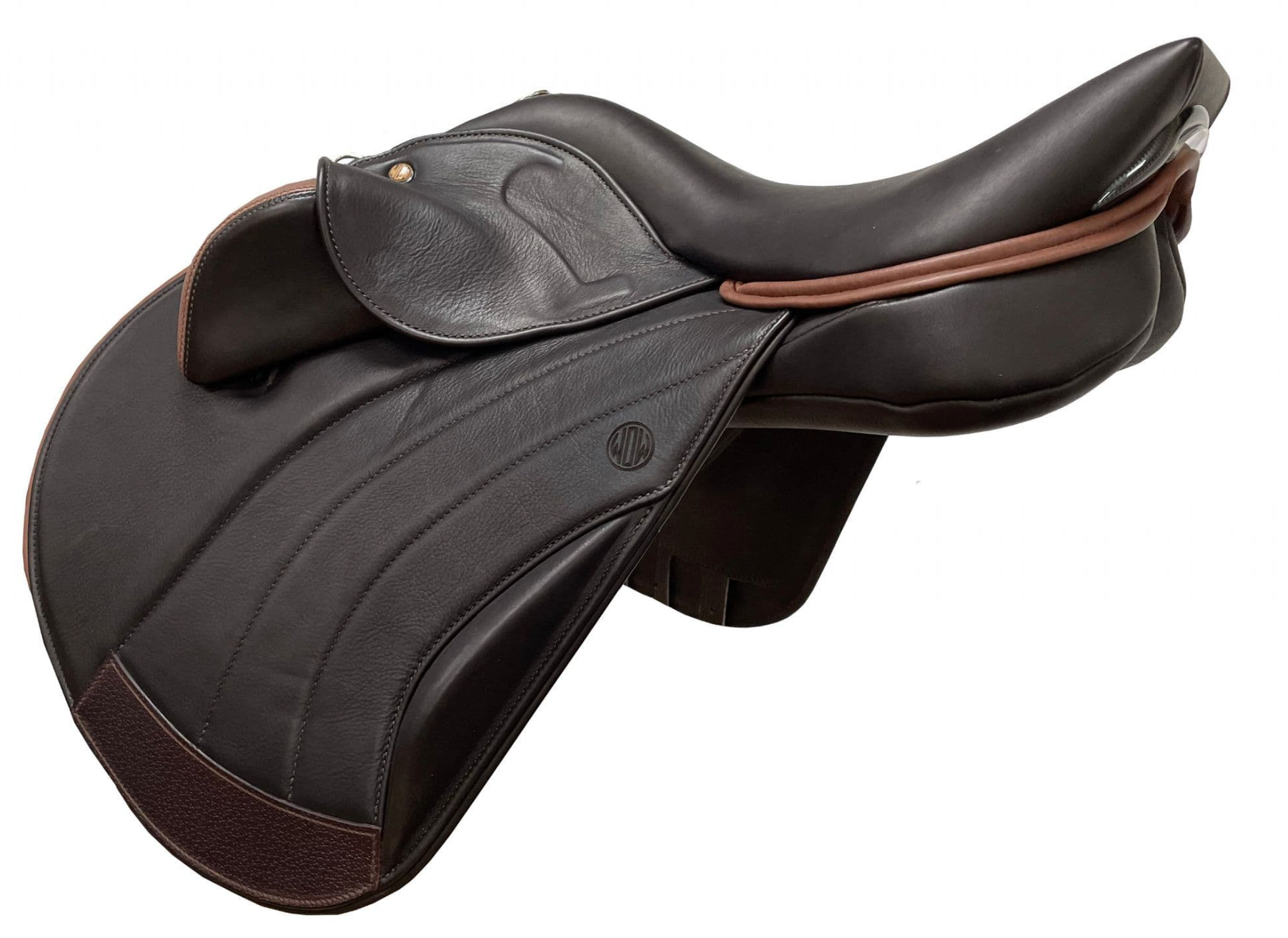 DMK Pinnacle Jump Saddle from WOW with movable fixed external flap block and center air jack dee perfect for lesson barns, riding programs, beginner riders and eventers.