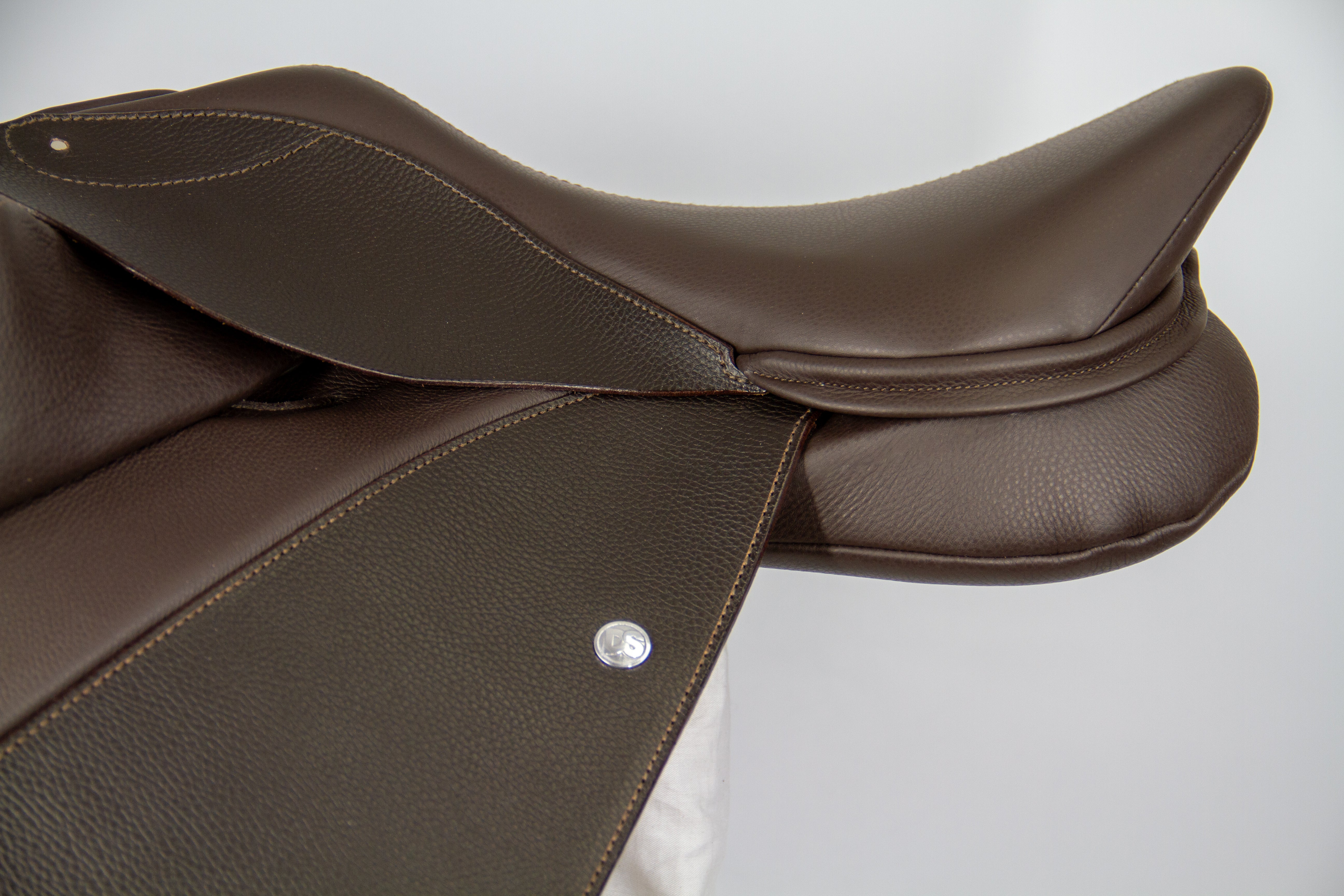 A close-up view of the Duskin Show Jumping Saddle with adjustable fixed block flap and double-foam panels