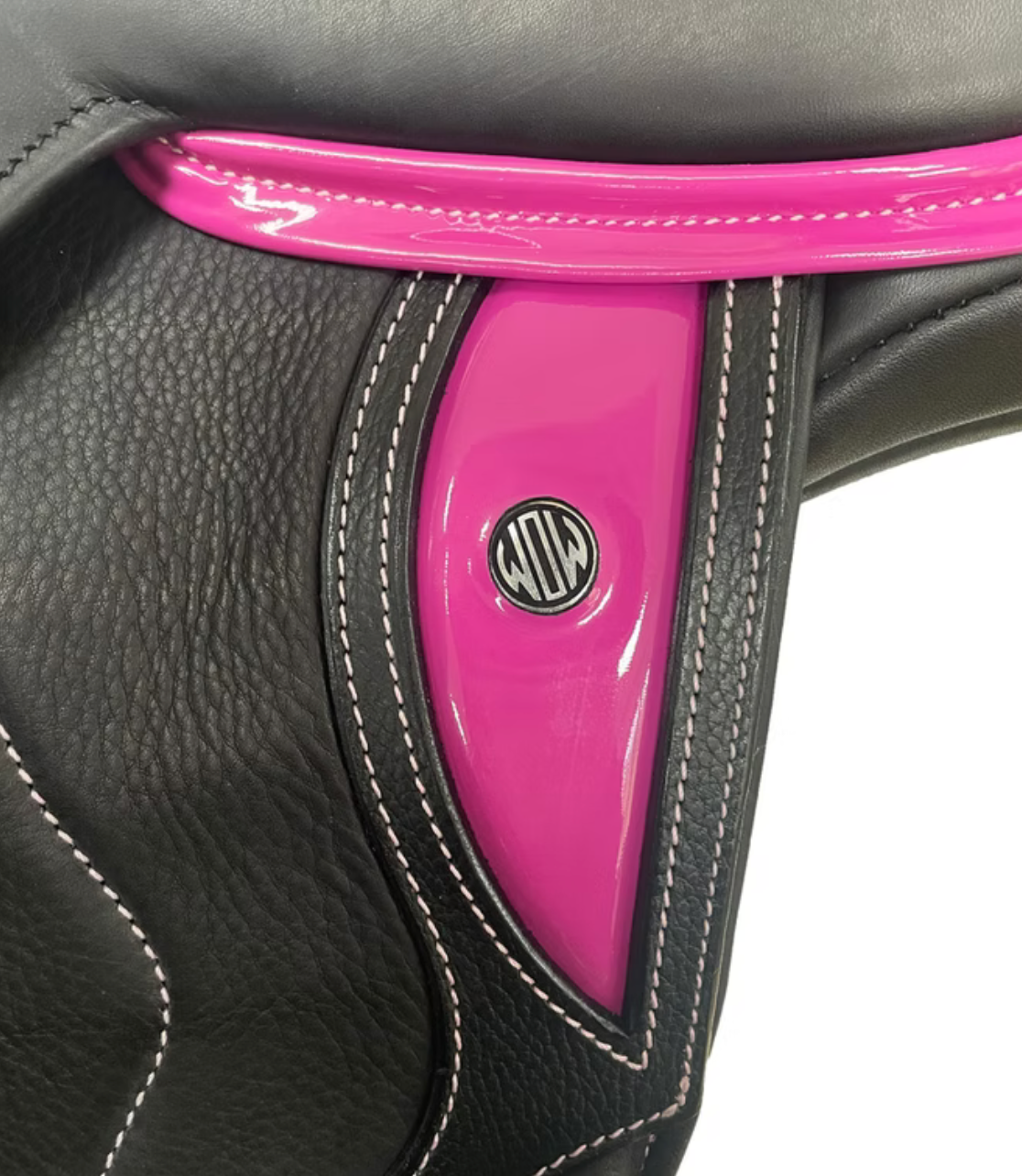 Closeup of magenta facings and wear strip infill on a Signature Competitor Jumping Fixed Block + CB Saddle from WOW