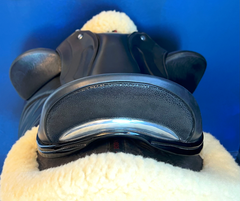 18" DMK Pinnacle Dressage Saddle with genuine polished stingray inlay & cantle, patent leather facings. Semi-Curved Tree. High thigh, high profile blocks.